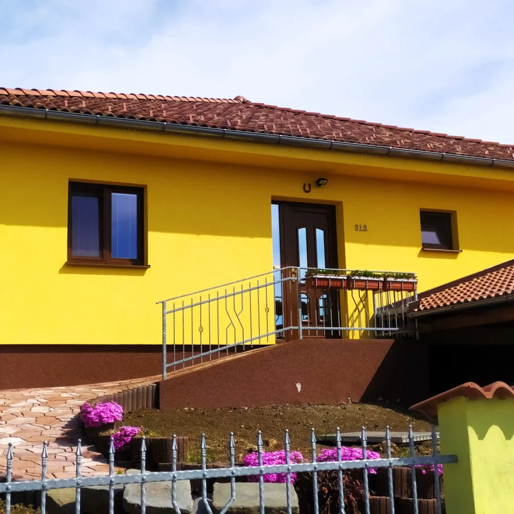 žlutý detail - o nás